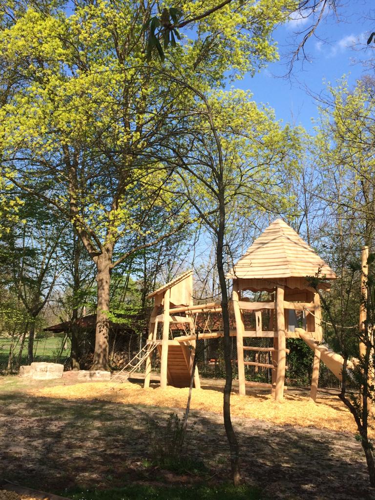 Kletteranlage aus Holz, im Vordergrund Bäume