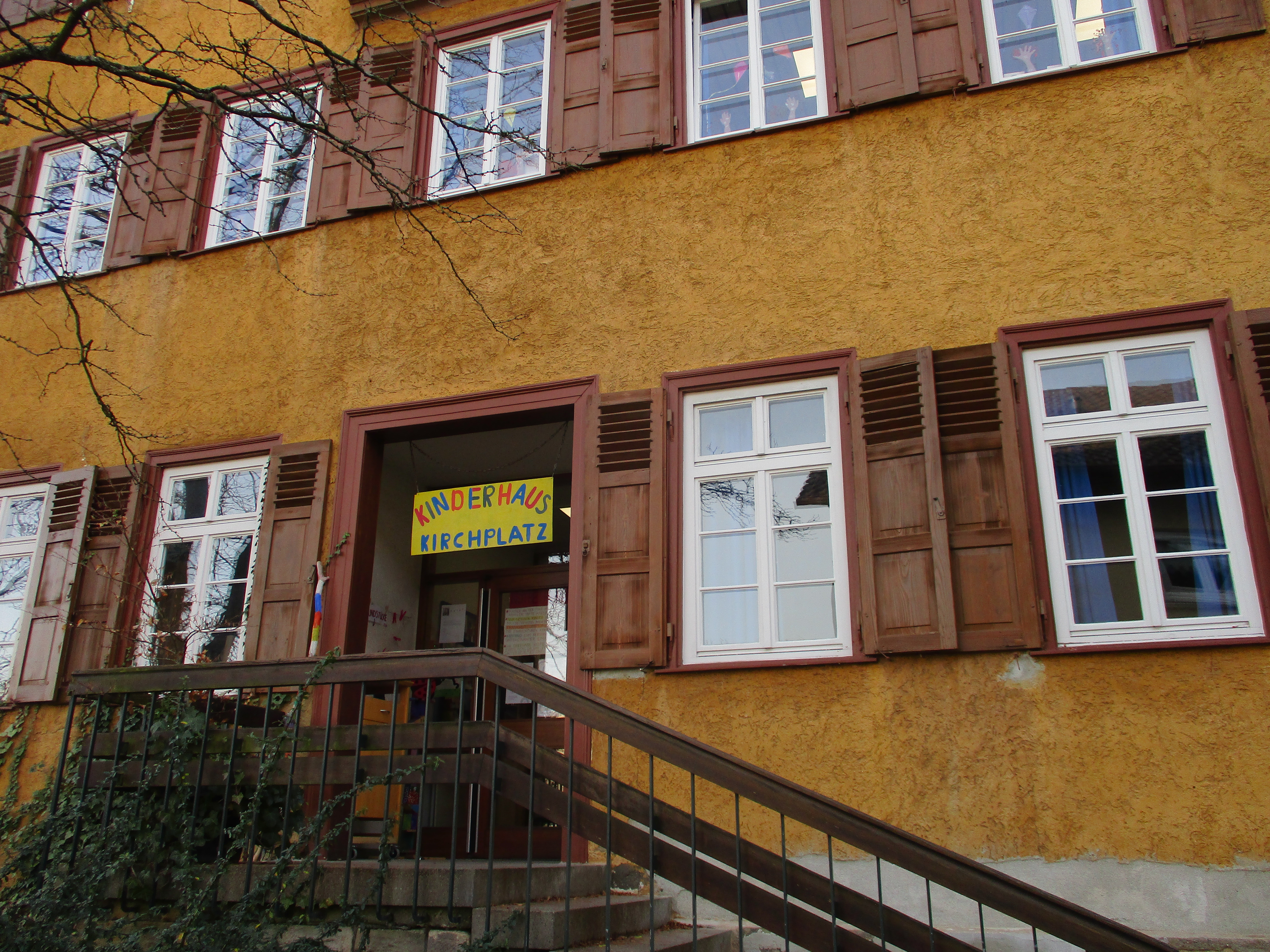 Eingang zum Kinderhaus mit Treppenaufgang