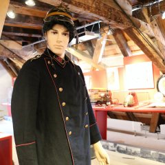 Uniformen aus verschiedenen Epochen zeigen den Wechsel von Mode und Funktionalität. Bild: Stadtmuseum Tübingen