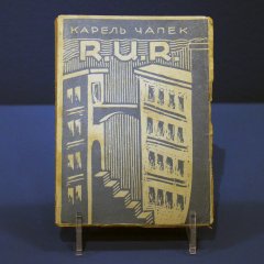 Das Buch R.U.R. – Rosum’s Universal Robots (russische Ausgabe von 1924) ist eine Leihgabe des Tübinger Antiquariats Heckenhauer.

Bild: Stadtmuseum Tübingen