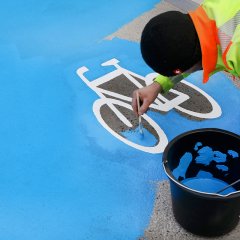 Der Radschnellweg bildet an dieser Stelle den Auftakt für das „Blaue Band“ in Tübingen. Bild: Anne Faden