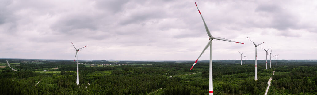 Windräder auf Hügeln