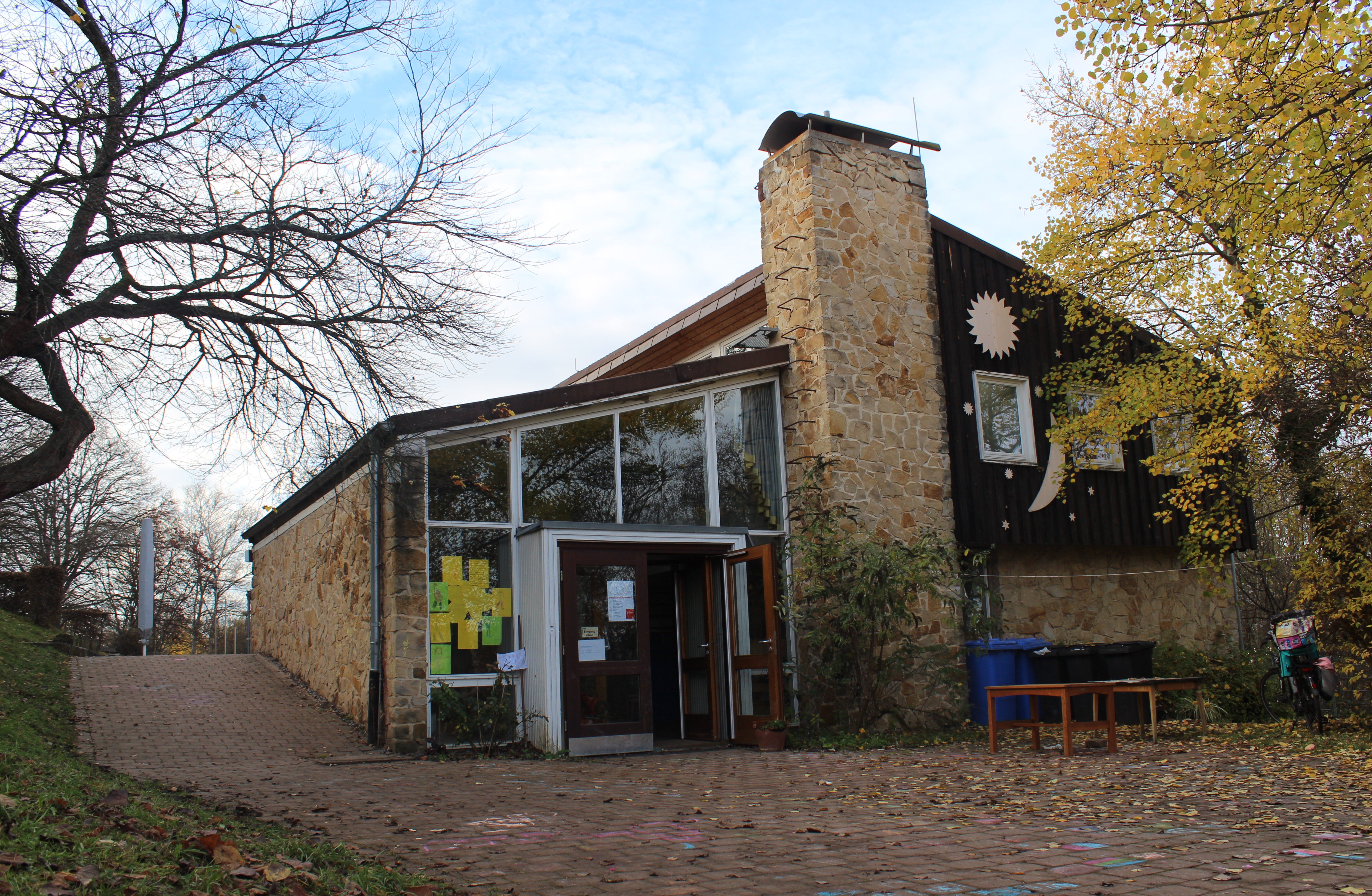 Das Bild zeigt das Kinderhaus Galgenberg von außen.