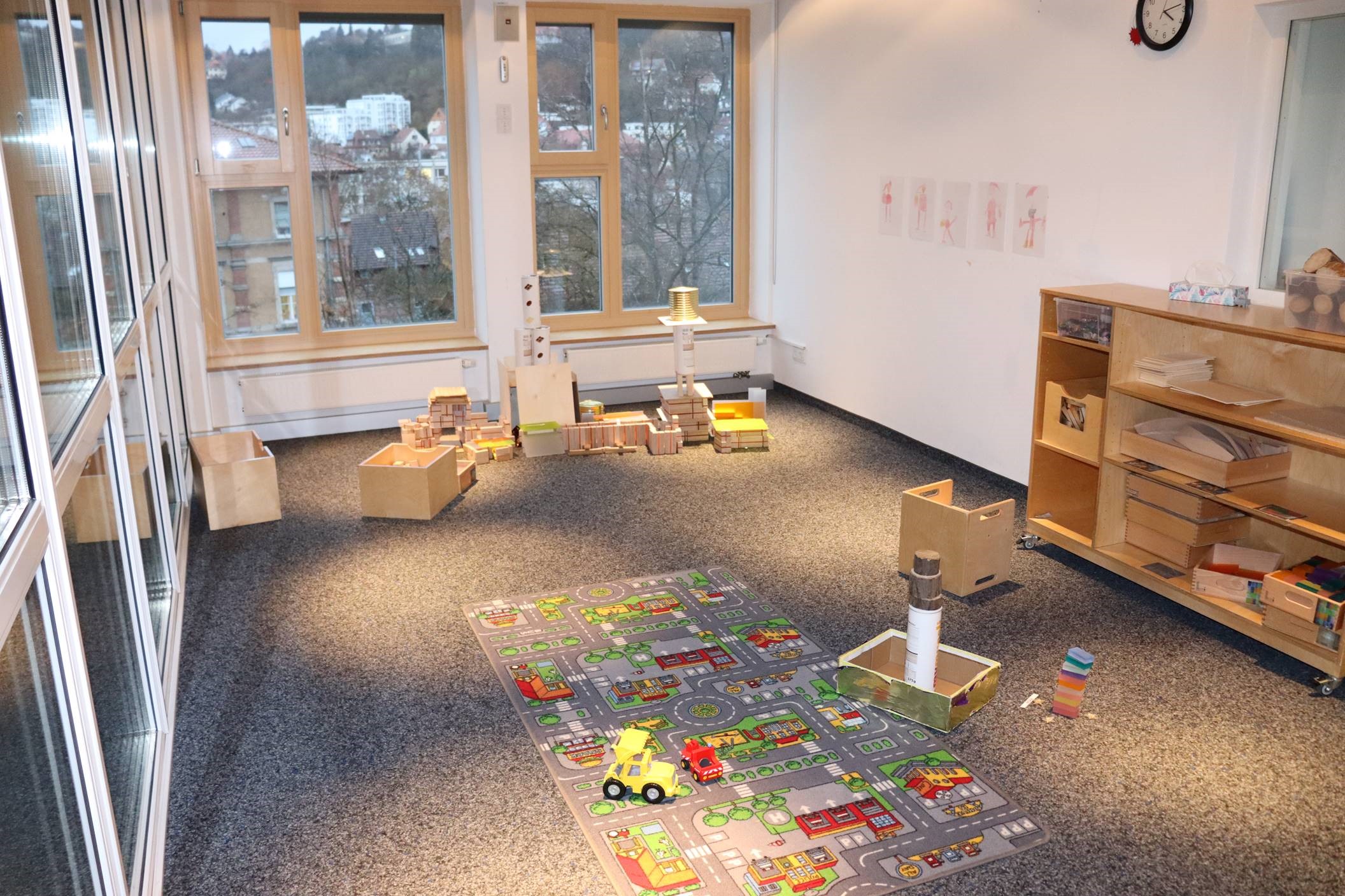 Raum mit Teppichboden mit Spielteppich und Baukisten