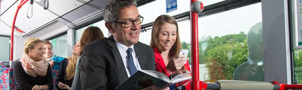 Mann und Frau sitzen in einem Stadtbus