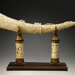 Olifant, 1490-1530, Mitte des 19. Jahrhunderts aus der Sammlung von Christoph Friedrich Karl von Kölle erhalten, 2002 aus der Sammlung gestohlen, sollte im Auktionshaus Fritz Nagel in Stuttgart versteigert werden, konnte vom Landeskriminalamt Baden-Württemberg beschlagnahmt und sichergestellt werden.

Bild: Peter Neumann