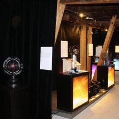Naturphänomene wie Blitz und Magnetismus, Geräte wie eine Elektrisiermaschine sowie die heutige Nutzung von Strom gehören zu den Themen der Ausstellung.

Bild: Stadtmuseum Tübingen