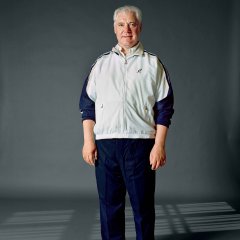 aus der Serie „Kleider machen Leute“

Porträt von Gerhard Ludwig Müller, Bischof, Deutschland, 2012, in Privatkleidung

„Zu Hause am Abend trage ich gerne bequeme Kleidung, am liebsten einen Trainingsanzug. Er ist leger und muss nicht gebügelt werden. So ist alles ein bisschen lockerer. Und am Hals ist es offener und angenehmer als der steife Priesterkragen. Der ist zwar schön, aber nicht bequem.“