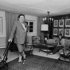 aus der Serie „Das deutsche Wohnzimmer“ (1980)

Walter Eckhard L., 53, selbständiger Kaufmann
Irmgard L., 52, Kaufmann

„Besitz zu haben, schafft ein gutes, sattes Gefühl.“