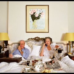 aus der Serie „Schlafzimmer“ (2002)

Vincent Poklewski, 70, Finanzberater, London, 2000
„Es gibt keinen Grund, vor 12 Uhr aufzustehen. Ich erledige alles Geschäftliche per Telefon und Fax. Mittags gehe ich dann in meinen Club essen. Und nachmittags ruhe ich mich ein Weilchen aus, um für den Abend frisch zu sein.“

Victoria Poklewski, 59, Malerin, London, 2000
„Wir sind seit neunzehn Jahren verheiratet. Ich habe mich immer mehr Vincents Lebensweise angepasst. Ich stehe diszipliniert vor ihm auf und gehe in mein Studio, um zu malen. Malen ist für mich Befreiung und Leidenschaft.“