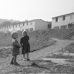 Die Sozialsiedlung „Backofen“, ehemals am Ende der Straße Wennfelder Garten gelegen, bestand aus Einfachstwohnungen für arme und sozial schwache Familien. Die meisten Häuser wurden in den 1970er-Jahren abgerissen.

Bild: Stadtarchiv Tübingen