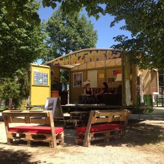 Im Sommer 2017 war das Stadtmuseum mit dem mobilen Wohnzimmern in den drei Quartieren unterwegs. Vor Ort kam das Projektteam mit den Bewohnern ins Gespräch.

Bild: Stadtmuseum Tübingen
