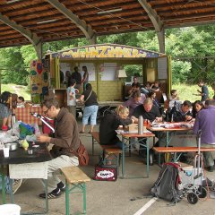 Viele Veranstaltungen lockten die Bewohner im Sommer 2017 ans mobile Wohnzimmer. Von Theater über Live-Radio bis hin zu einem Markt für Selbermacher war ein abwechslungsreiches Programm geboten.

Bild: Stadtmuseum Tübingen