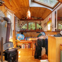 Ein Blick ins Innere eines Wagenburg-Wagens: Küche, Bad, Schlaf-, Ess- und Wohnzimmer passen hier auf unter 20 Quadratmeter.

Bild: Christian Sautermann