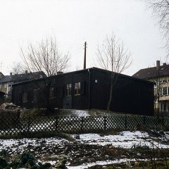 Im Wennfelder Gartenhaus, einer kleinen Baracke, wurden Gottesdienste gefeiert, es gab Kinderbetreuung, Jugendangebote und VHS-Kurse für Groß und Klein. Das Haus war lange Zeit der wichtigste Ort für sozialen Austausch im Wennfelder Garten.

Bild: Kirch am Eck Tübingen