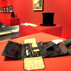 Uhlands Brieftasche mit Schreibwerkzeug und sein Zylinder. Bild: Anne Faden