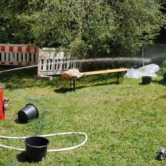 Mitmachstation im Museumsgarten: Löschübung mit echtem Wasser, das aber erst einmal herbeigepumpt werden muss. Bild: Stadtmuseum Tübingen
