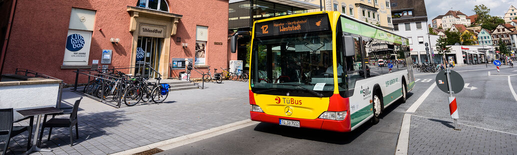 TüBus auf der Neckarbrücke