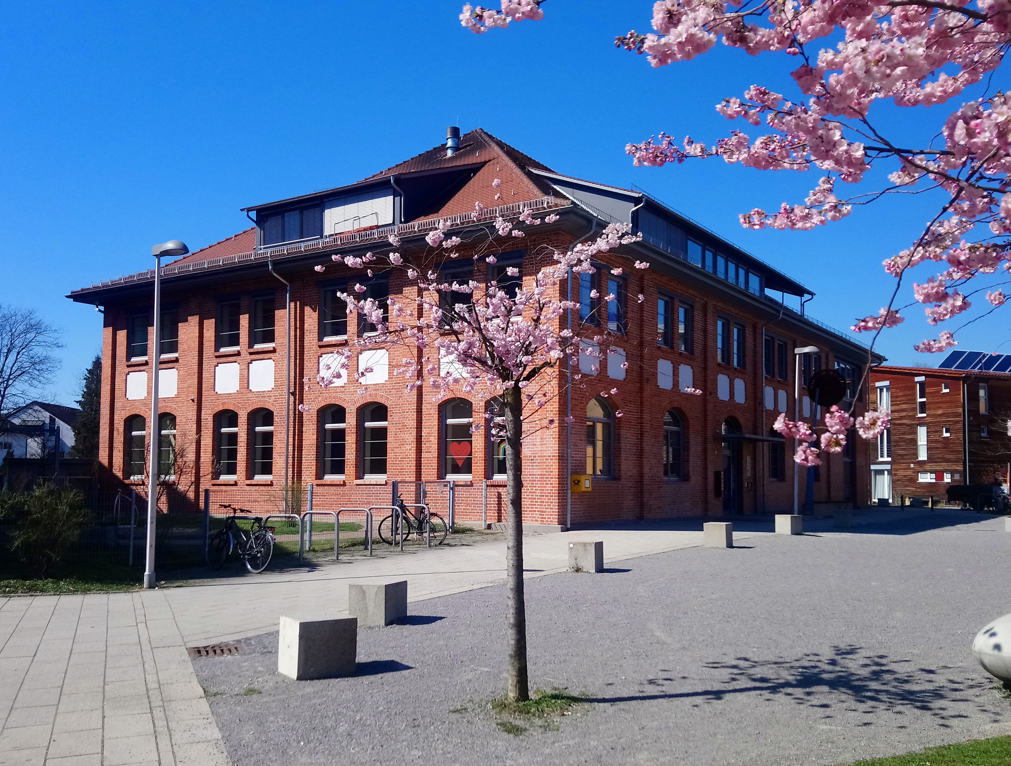 Blick von außen auf Gesamtgebäude