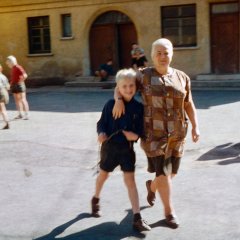 Heimkind mit der Näherin Frau Hurlebaus. Das Titelbild der Ausstellung ist gegen Ende der 1960er Jahre entstanden. Bild: Stadtmuseum Tübingen