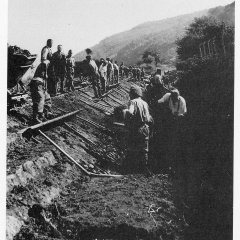 Polnische Kriegsgefangene in der Nauklerstraße legen den Lustnauer Landgraben im Sommer 1940 trocken. Bild: Stadtarchiv Tübingen