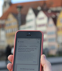 eine Person hält ein Smartphone in der Hand