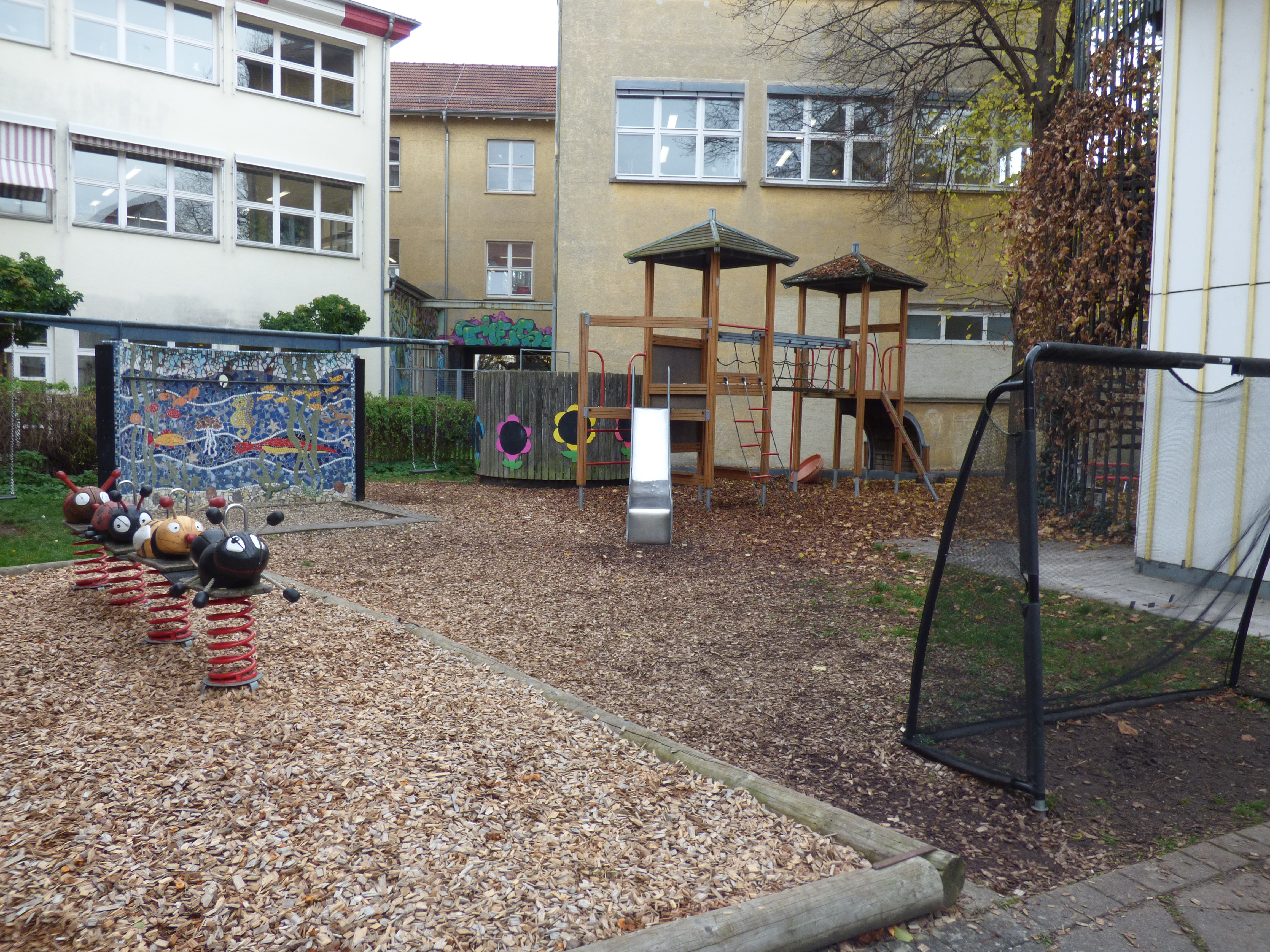 Garten mit Klettergeräten und Fußballtor