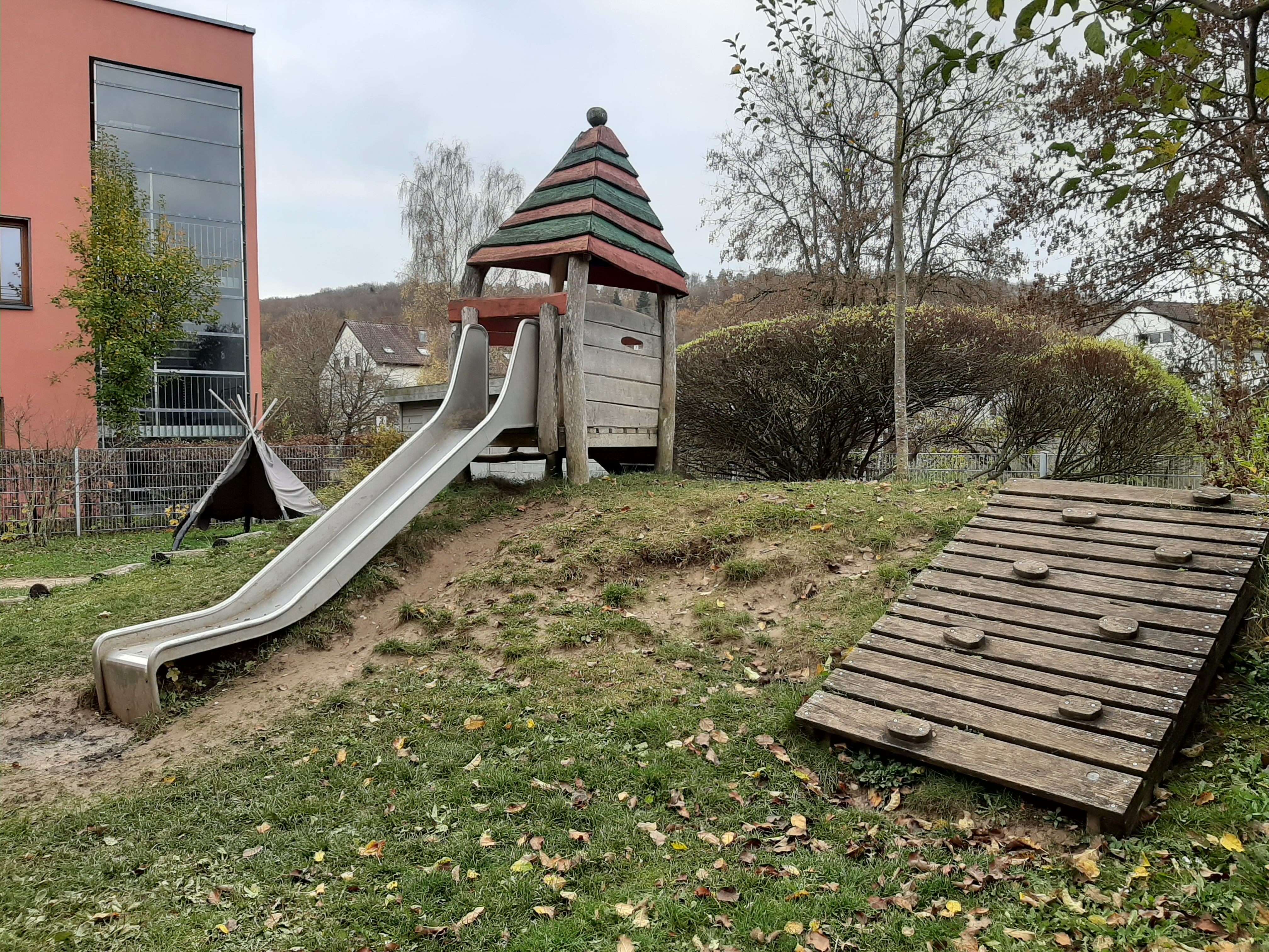 Rutschbahn und Klettergerät im Garten