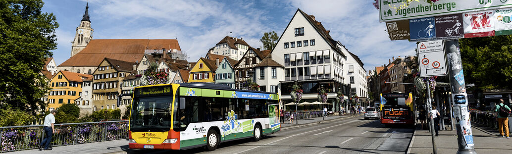 Busse auf der Neckarbrücke