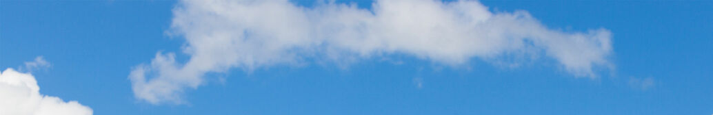 Blauer Himmel mit weißen Wölkchen