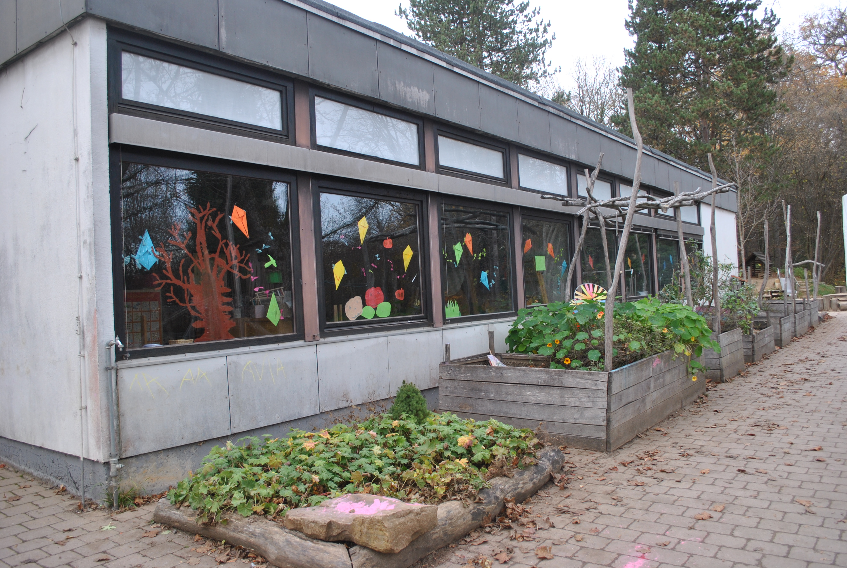 Hausansicht von außen mit Beeten der Kinder