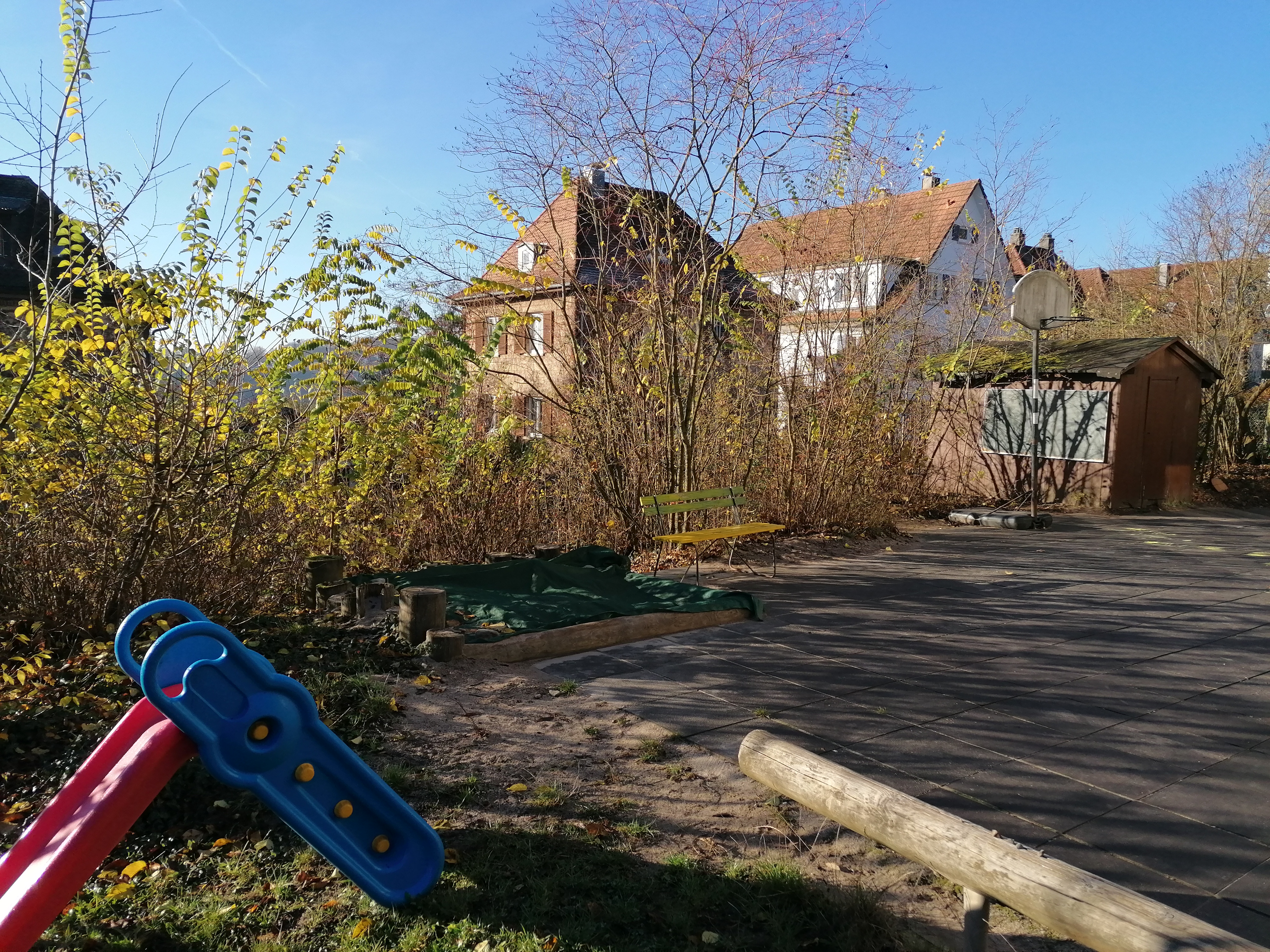 Hof mit Sandkasten und Spielgeräten