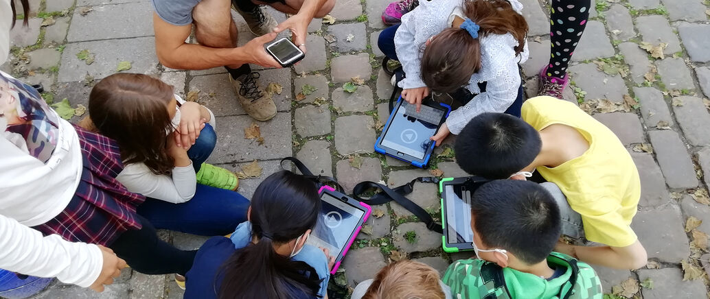 Kinder spielen Actionbound