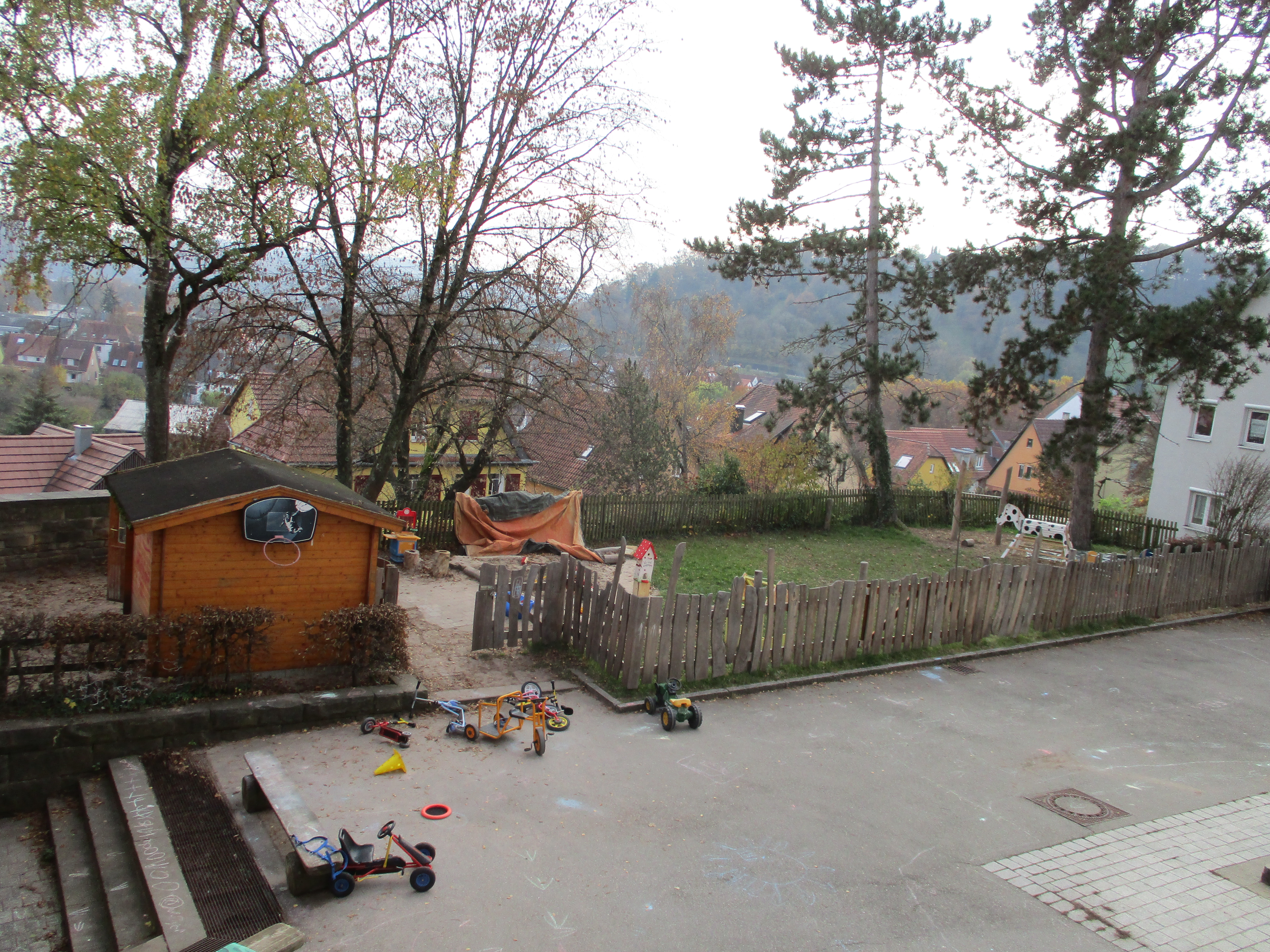 Blick von oben auf Hof und Garten