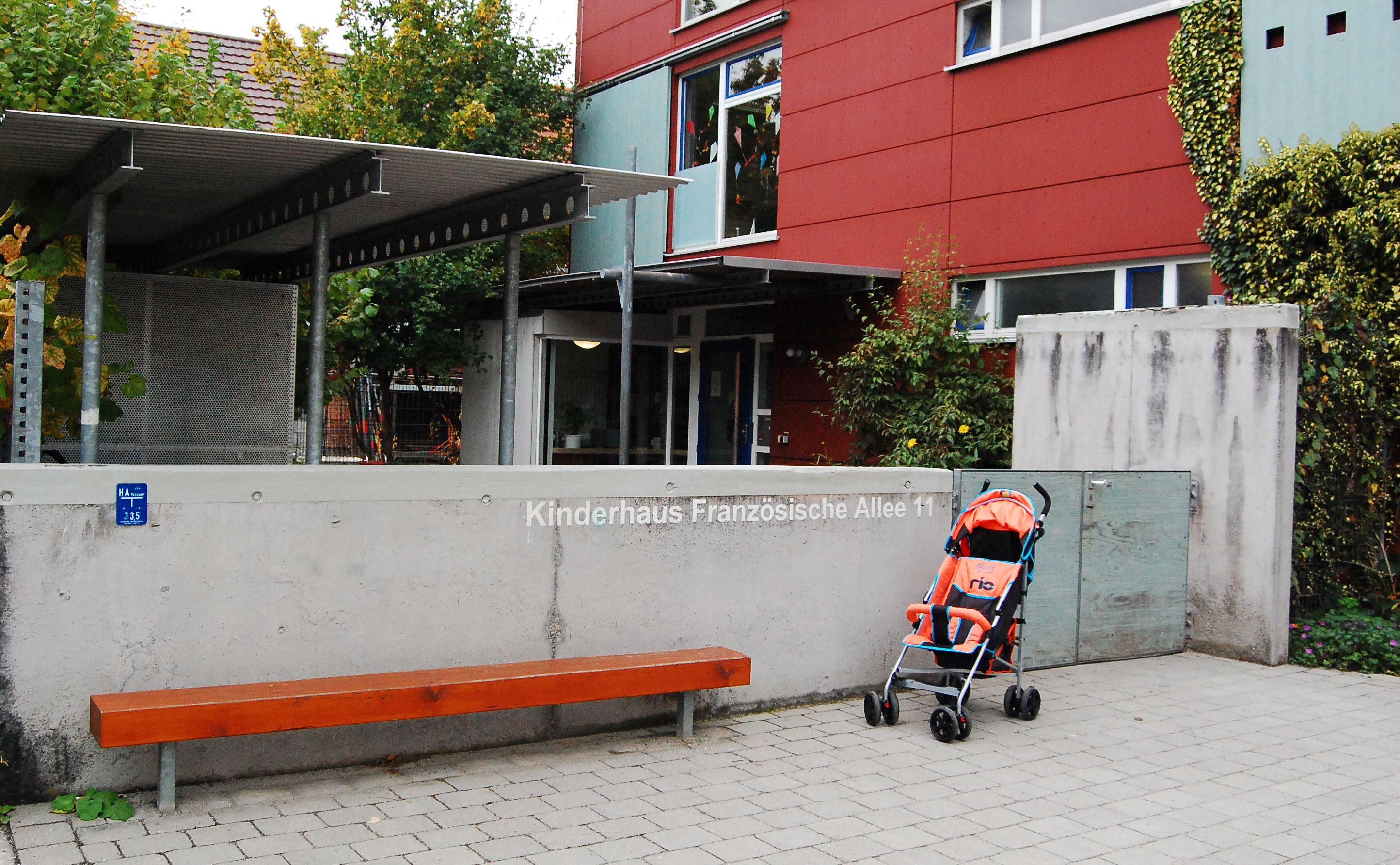 Auf dem Bild ist die Außenansicht des Kinderhaus Französische Allee zu sehen.