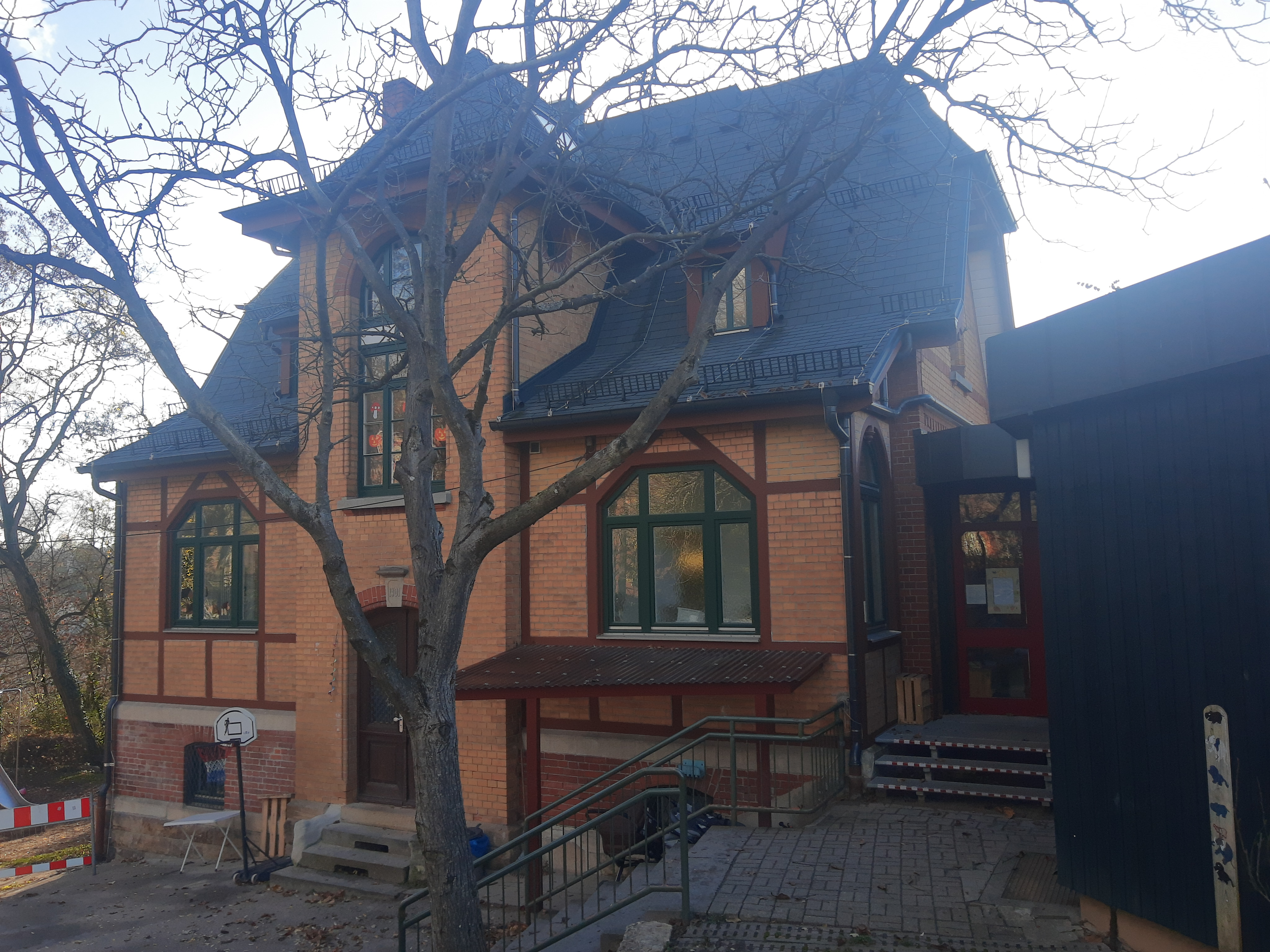 Hier ist due Außenansicht des Kinderhaus Frondsberg zu sehen.