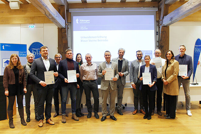 Das Bild zeigt OB Boris Palmer und die Personen aus den ausgezeichneten Betrieben mit der Urkunde in der Hand.