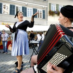 Musikerinnen auf dem umbrisch-provenzalischen Markt. Bild: Anne Faden