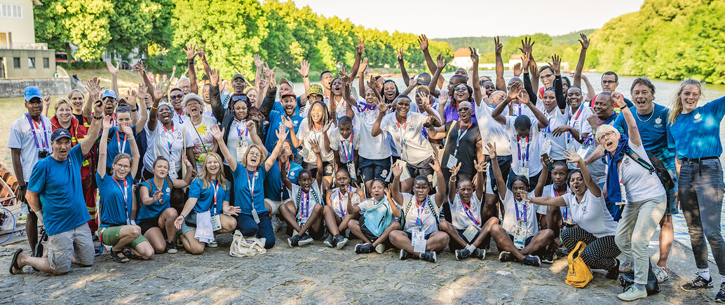 Die Sportler_innen aus Botswana sind als Gruppenbild vor dem Neckar zu sehen.