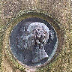 Portrait von Josephine Lang auf ihrem Grabstein auf dem Stadtfriedhof. Bild: Universitätsstadt Tübingen