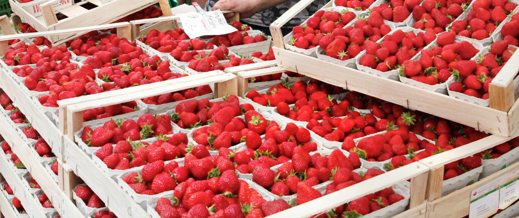 Erdbeeren am Wochenmarktstand von Helmut Hennegriff