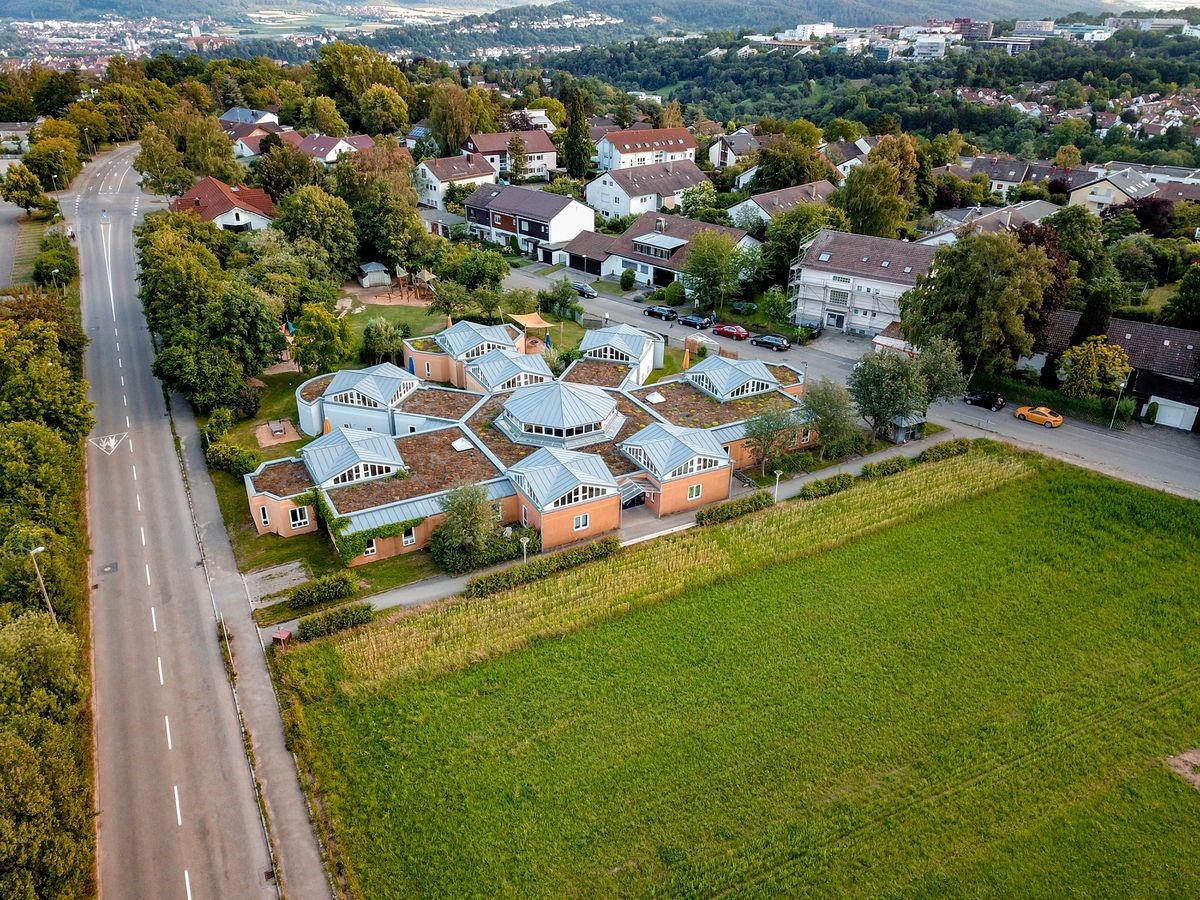 Das Bild zeigt das Kinderhaus Horemer aus der Vogelperspektive.