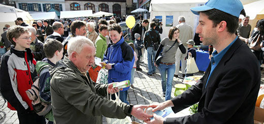 Beim ersten Klimatag 2008 verteilte OB Palmer 1000 Energiesparlampen