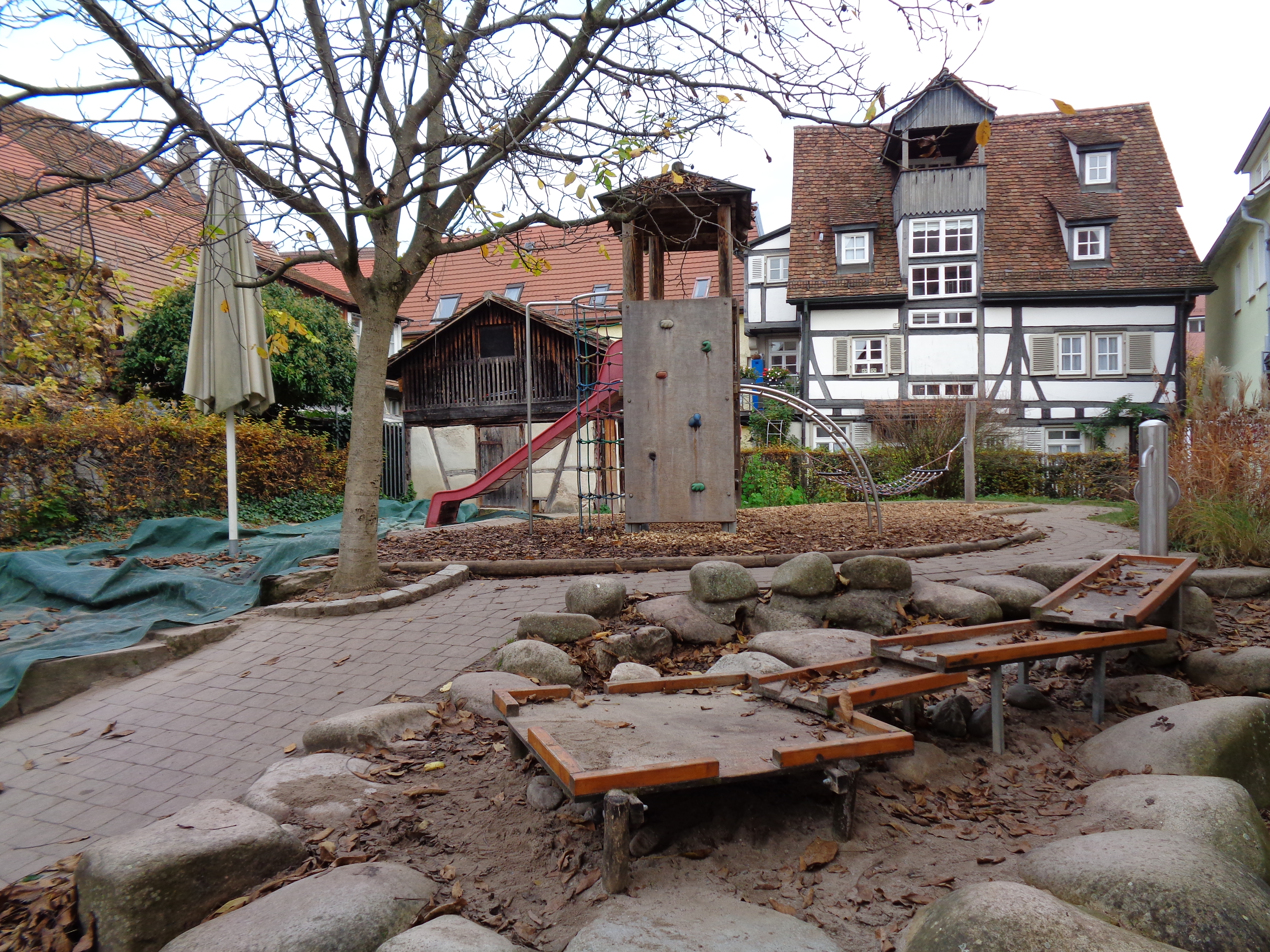 Garten mit Wasserspiel und Klettergerüst