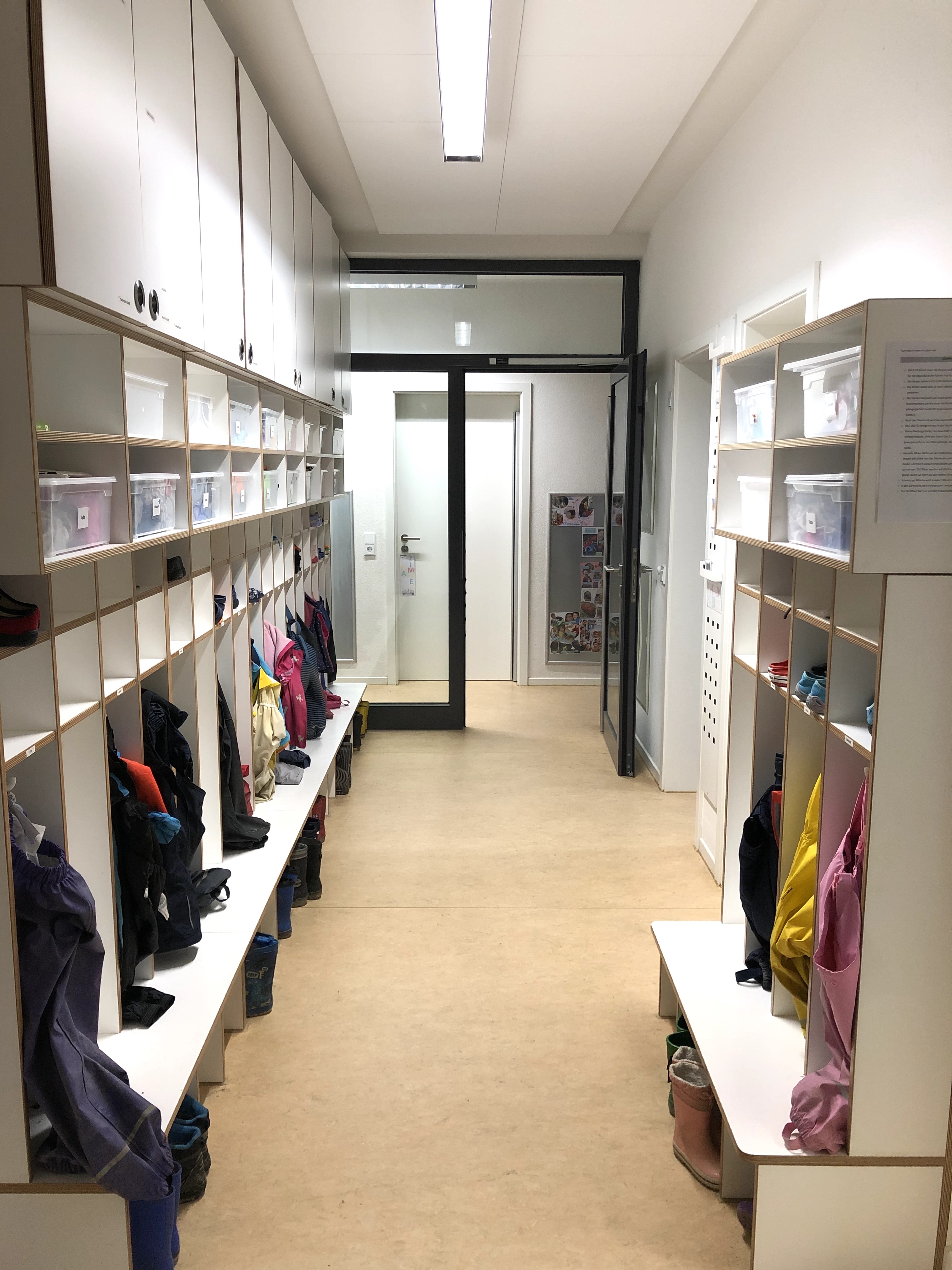 Hier ist die Garderobe des Kinderhauses Eugenstraße abgebildet. Die Garderobe ist in weiß gehalten.