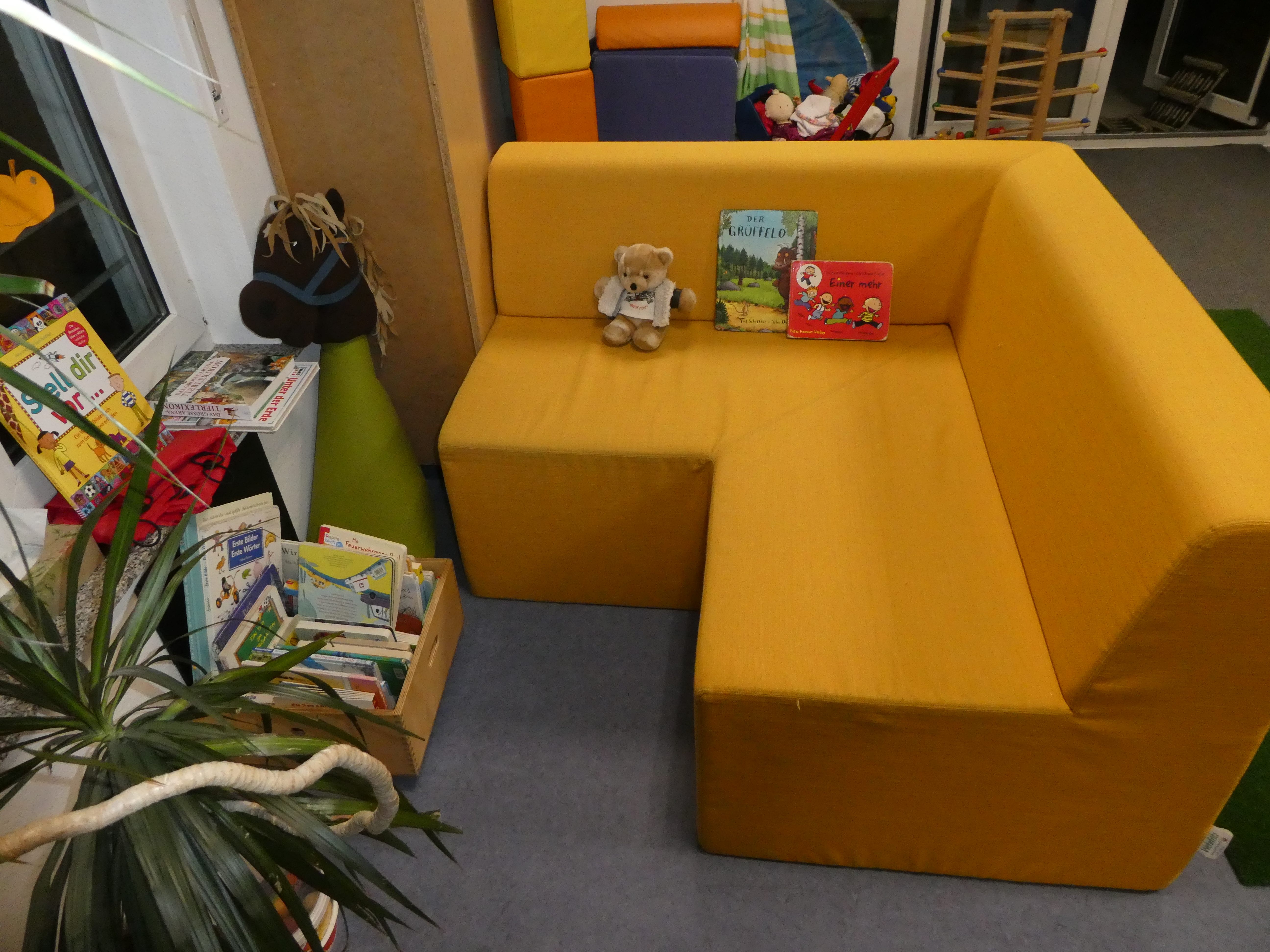 Großes Sofa mit Bilderbüchern