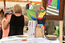 Stand mit Holz-Papageien