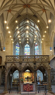 Das Bild zeigt den Altar der Stiftskirche Tübingen.