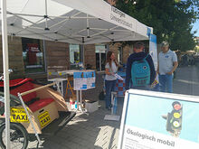 Mitarbeitende der Universitätsstadt Tübingen sowie ein interessierter Besucher am Stand in der Karlstraße