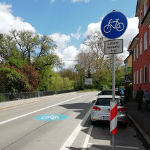 Radweg mit Verkehrsschild am Stadtgraben.